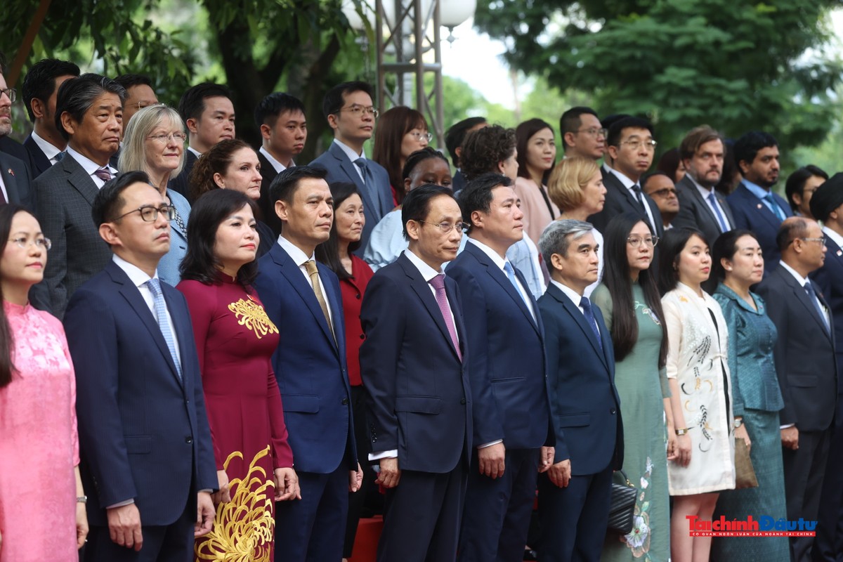 Tham dự buổi lễ có lãnh đạo Bộ Ngoại giao, đại diện các bộ, ban, ngành, các cơ quan ngoại giao, tổ chức quốc tế cùng đông đảo cán bộ, công chức, viên chức của Bộ Ngoại giao. Tham dự buổi lễ có lãnh đạo Bộ Ngoại giao, đại diện các bộ, ban, ngành, các cơ quan ngoại giao, tổ chức quốc tế cùng đông đảo cán bộ, công chức, viên chức của Bộ Ngoại giao.