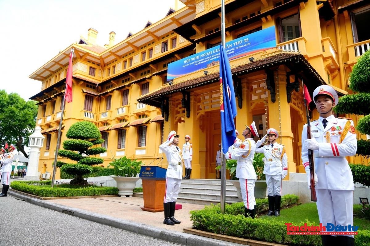 Trong không khí trang nghiêm, lá cờ ASEAN được kéo lên, thể hiện cam kết mạnh mẽ của Việt Nam đối với tiến trình xây dựng Cộng đồng ASEAN đoàn kết, tự cường, sáng tạo và hướng tới người dân Trong không khí trang nghiêm, lá cờ ASEAN được kéo lên, thể hiện cam kết mạnh mẽ của Việt Nam đối với tiến trình xây dựng Cộng đồng ASEAN đoàn kết, tự cường, sáng tạo và hướng tới người dân