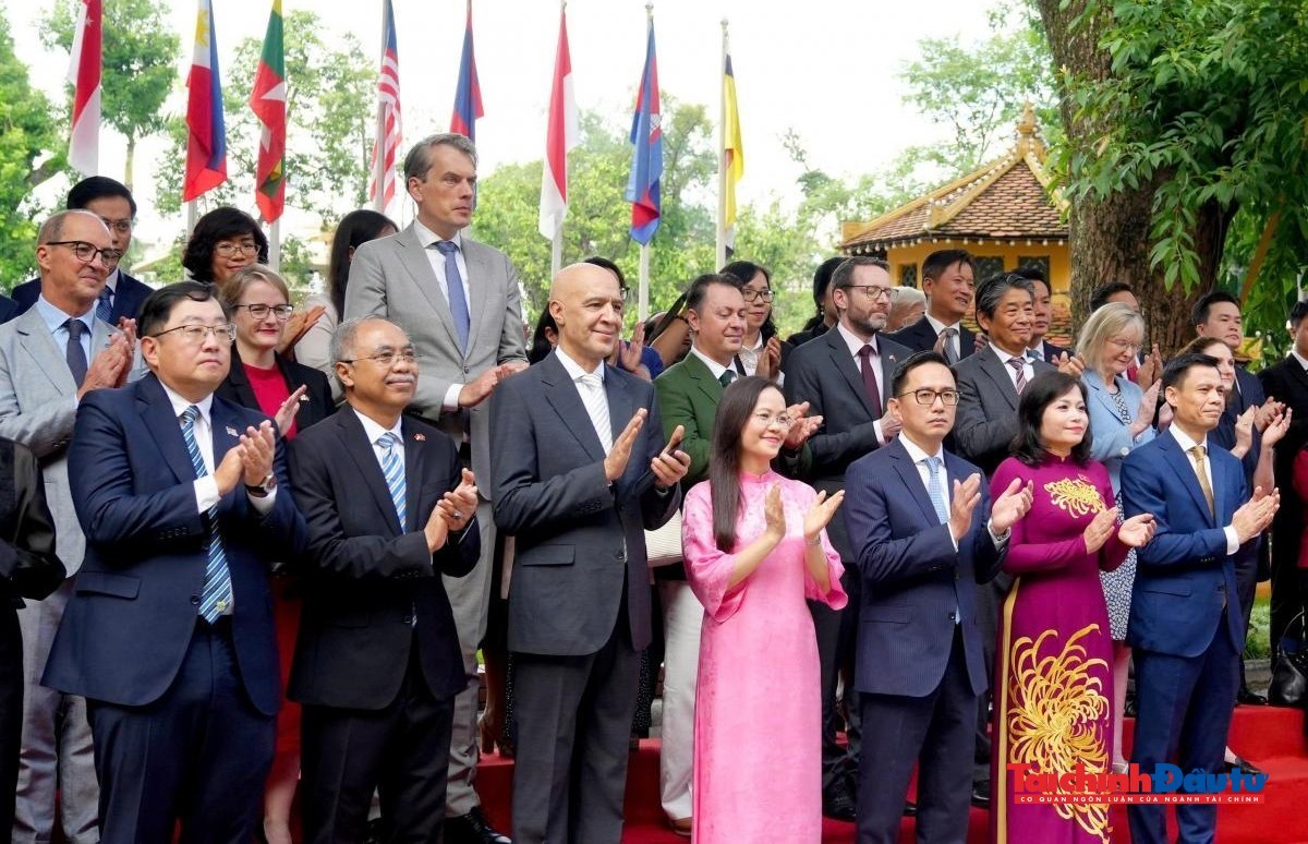 Tham dự buổi lễ có lãnh đạo Bộ Ngoại giao, đại diện các bộ, ban, ngành, các cơ quan ngoại giao, tổ chức quốc tế cùng đông đảo cán bộ, công chức, viên chức của Bộ Ngoại giao. Tham dự buổi lễ có lãnh đạo Bộ Ngoại giao, đại diện các bộ, ban, ngành, các cơ quan ngoại giao, tổ chức quốc tế cùng đông đảo cán bộ, công chức, viên chức của Bộ Ngoại giao.