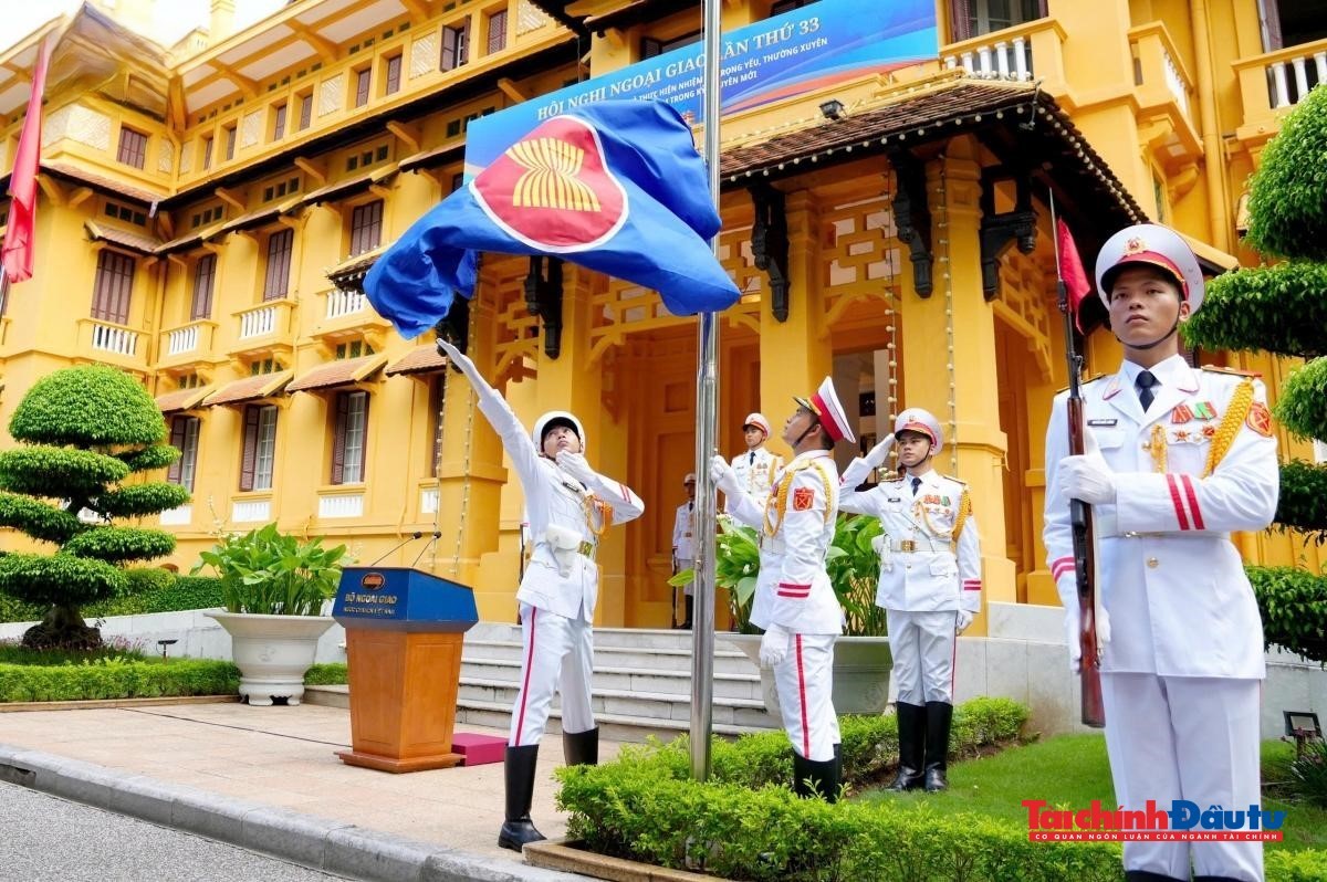 Lá cờ ASEAN tung bay trong gió, khẳng định tinh thần đoàn kết, gắn kết và vai trò trung tâm của ASEAN trong bối cảnh khu vực và thế giới đang có nhiều biến động. Lá cờ ASEAN tung bay trong gió, khẳng định tinh thần đoàn kết, gắn kết và vai trò trung tâm của ASEAN trong bối cảnh khu vực và thế giới đang có nhiều biến động.