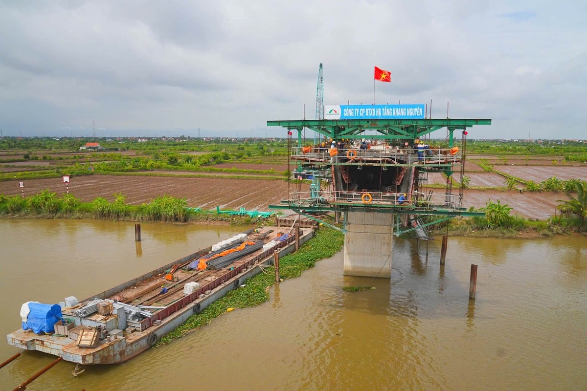 Công nhân thi công cầu vượt sông Thái Bình. Ảnh: NH Công nhân thi công cầu vượt sông Thái Bình. Ảnh: NH