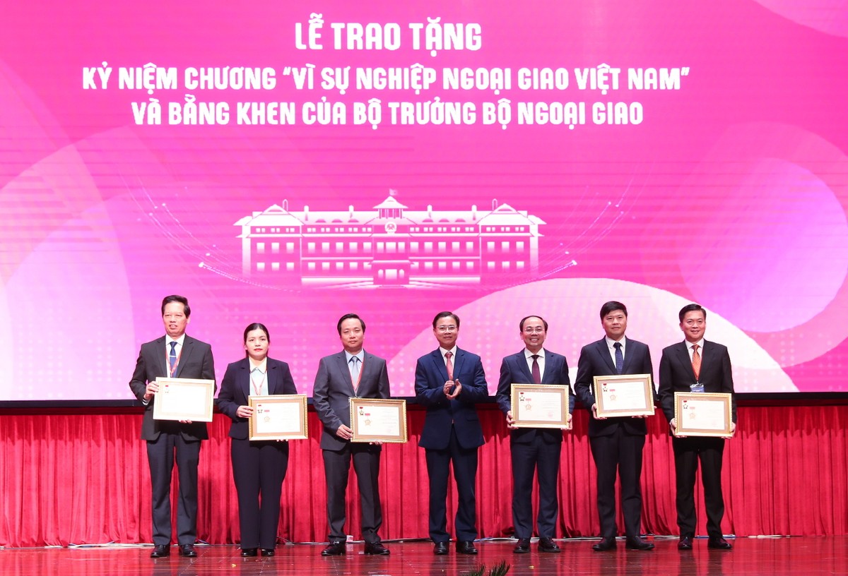 Lãnh đạo Bộ Ngoại giao trao Kỷ niệm chương "Vì sự nghiệp ngoại giao Việt Nam" cho các cá nhân. Lãnh đạo Bộ Ngoại giao trao Kỷ niệm chương "Vì sự nghiệp ngoại giao Việt Nam" cho các cá nhân.