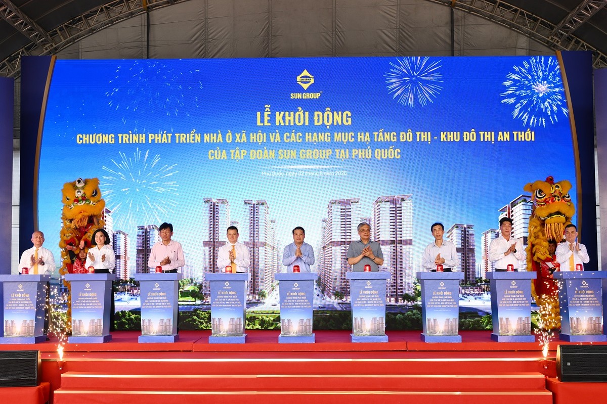 Các đại biểu thực hiện nghi thức khởi động dự án. Ảnh: Ánh Dương