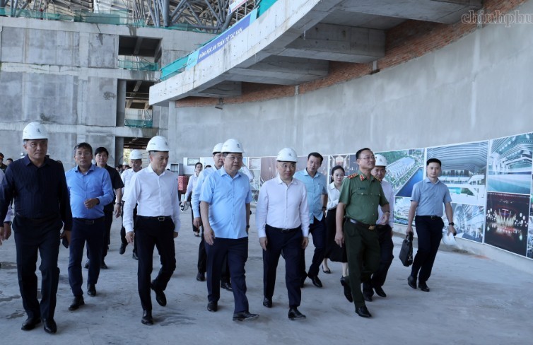 Phó Thủ tướng Thường trực cùng đoàn công tác kiểm tra thực tế công trường Trung tâm tổ chức Hội nghị APEC - Ảnh: VGP.
