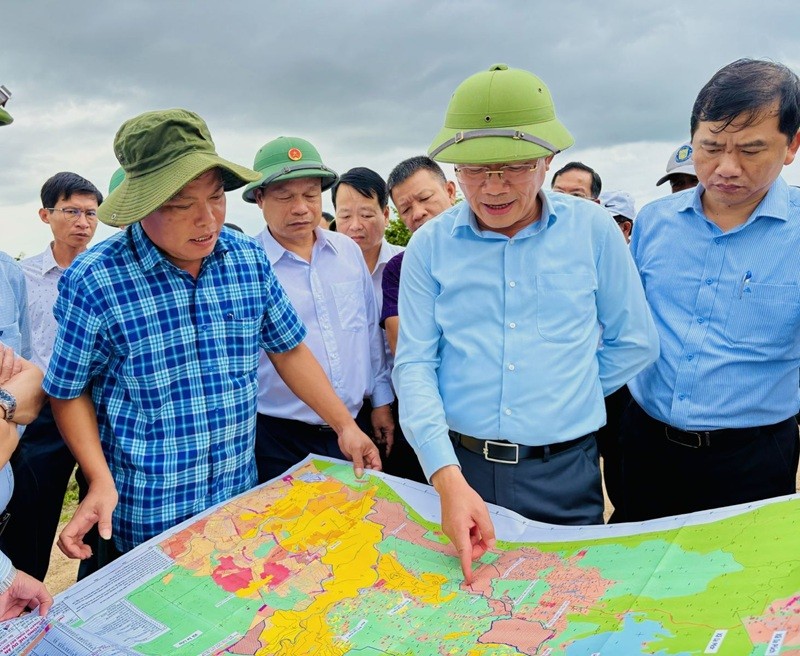 Ông Phạm Anh Tuấn, Chủ tịch UBND tỉnh Gia Lai khảo sát thực địa Hồ chứa nước Ia Mor. Ảnh: Ngọc Minh. Ông Phạm Anh Tuấn, Chủ tịch UBND tỉnh Gia Lai khảo sát thực địa Hồ chứa nước Ia Mor. Ảnh: Ngọc Minh.