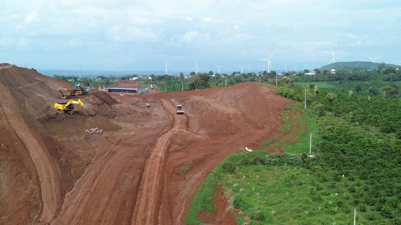 Nhà thầu thi công trên Dự án Thành phần 3, Dự án Cao tốc Quy Nhơn - Pleiku. Ảnh: Hồng Phong.