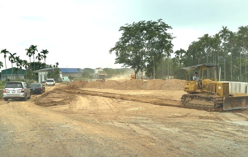 Hiện nay dự án vẫn còn gặp vướng mắc trong các bồi thường, giải phóng mặt bằng sau nhiều năm triển khai.