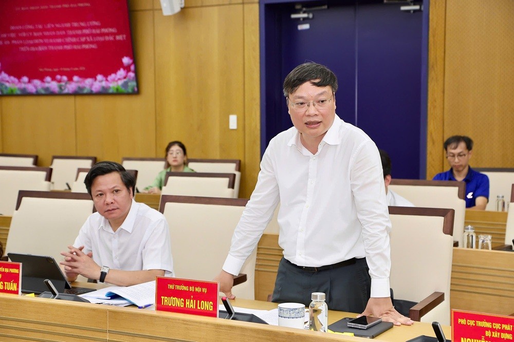 Thứ trưởng Bộ Nội vụ Trương Hải Long phát biểu chỉ đạo tại cuộc làm việc. Ảnh: Việt Cường Thứ trưởng Bộ Nội vụ Trương Hải Long phát biểu chỉ đạo tại cuộc làm việc. Ảnh: Việt Cường
