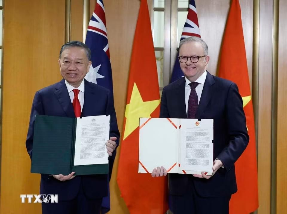 Tổng Bí thư, Chủ tịch nước Tô Lâm và Thủ tướng Australia Anthony Albanese trao Tuyên bố chung. (Ảnh: Thống Nhất/TTXVN) Tổng Bí thư, Chủ tịch nước Tô Lâm và Thủ tướng Australia Anthony Albanese trao Tuyên bố chung. (Ảnh: Thống Nhất/TTXVN)