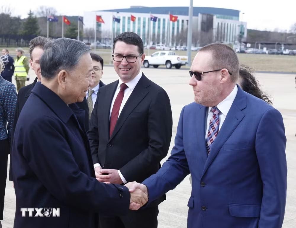 Quan chức Australia tiễn Tổng Bí thư, Chủ tịch nước Tô Lâm tại sân bay quốc tế Canberra. (Ảnh: Thống Nhất/TTXVN) Quan chức Australia tiễn Tổng Bí thư, Chủ tịch nước Tô Lâm tại sân bay quốc tế Canberra. (Ảnh: Thống Nhất/TTXVN)