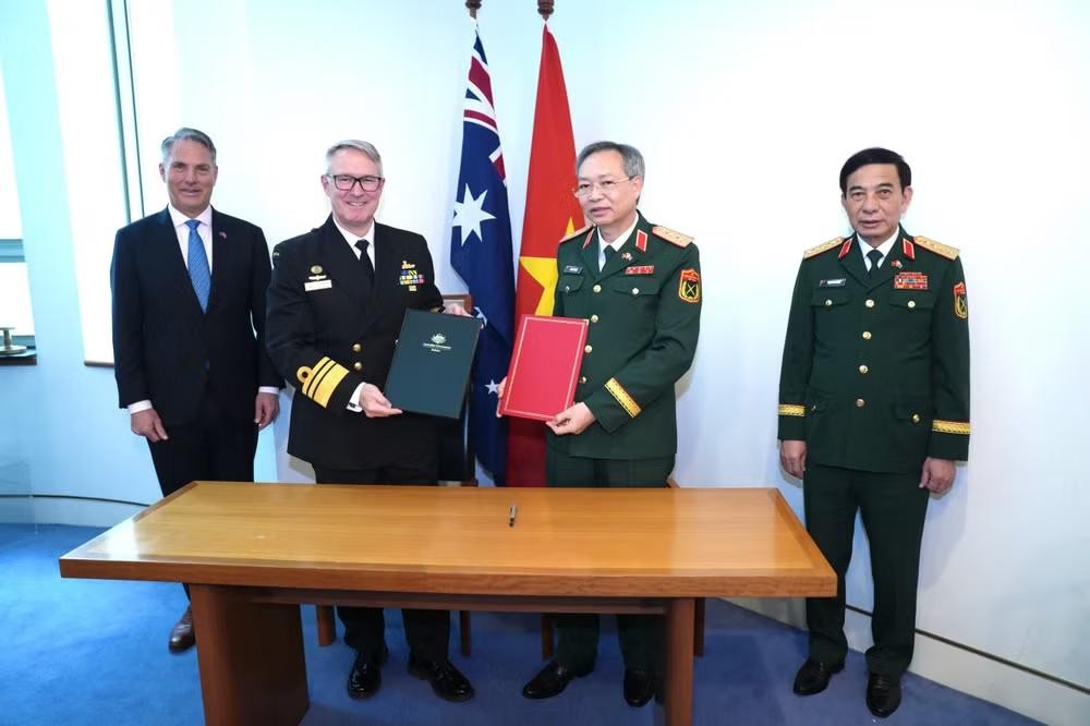 Trong khuôn khổ hoạt động của Đại tướng Phan Văn Giang tại Australia, hai bên cũng trao 3 văn kiện hợp tác về tìm kiếm cứu nạn, biên phòng và cảnh sát biển. (Ảnh: Thu Trang/Vietnam+) Trong khuôn khổ hoạt động của Đại tướng Phan Văn Giang tại Australia, hai bên cũng trao 3 văn kiện hợp tác về tìm kiếm cứu nạn, biên phòng và cảnh sát biển. (Ảnh: Thu Trang/Vietnam+)