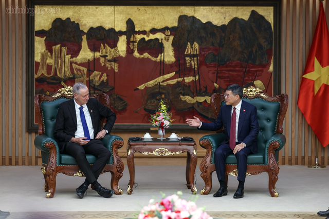 Thủ tướng Chính phủ Lê Minh Hưng tiếp Đại sứ Israel tại Việt Nam Yaron Mayer - Ảnh: Chinhphu.vn/Nhật Bắc