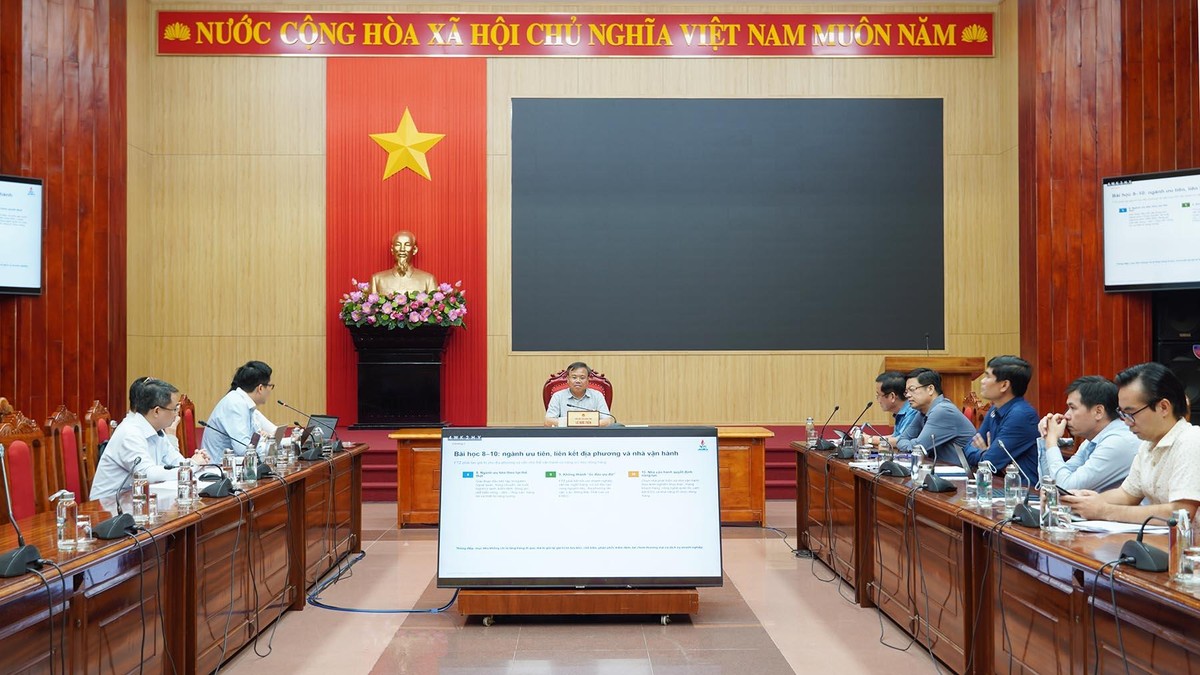 Phó Chủ tịch UBND tỉnh Quảng Trị Lê Đức Tiến - Trưởng Ban Chỉ đạo xây dựng Đề án thí điểm Khu thương mại tự do tỉnh Quảng Trị chủ trì cuộc họp. Ảnh: Hồng Mến.