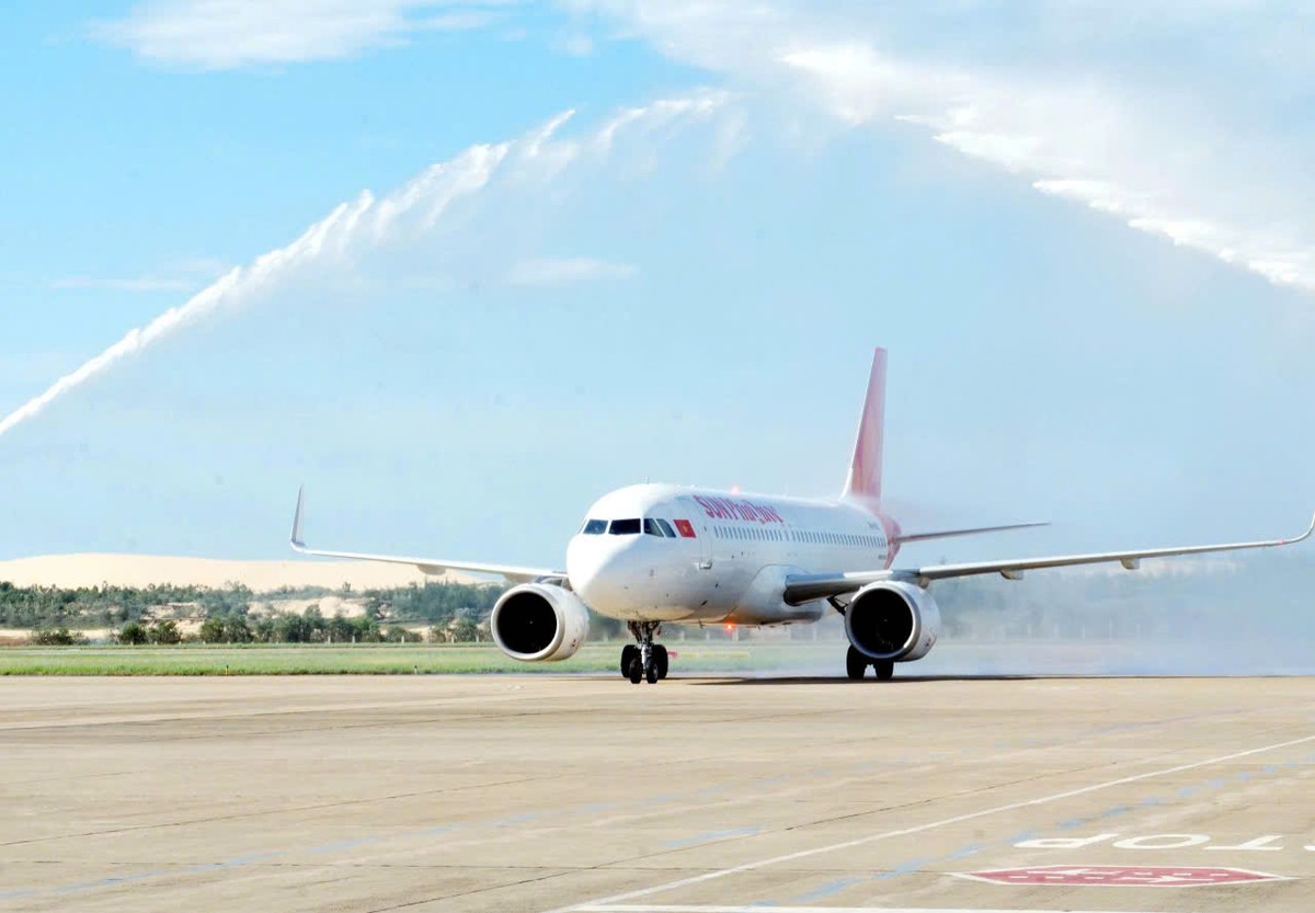 Chuyến bay đầu tiên từ Cam Ranh đến Đồng Hới do hãng Sun PhuQuoc Airways khai thác.