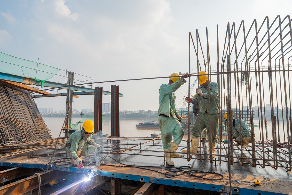 Việc tổ chức nhiều mũi thi công song song giúp rút ngắn thời gian thực hiện, đảm bảo các hạng mục hoàn thành đồng bộ. Việc tổ chức nhiều mũi thi công song song giúp rút ngắn thời gian thực hiện, đảm bảo các hạng mục hoàn thành đồng bộ.