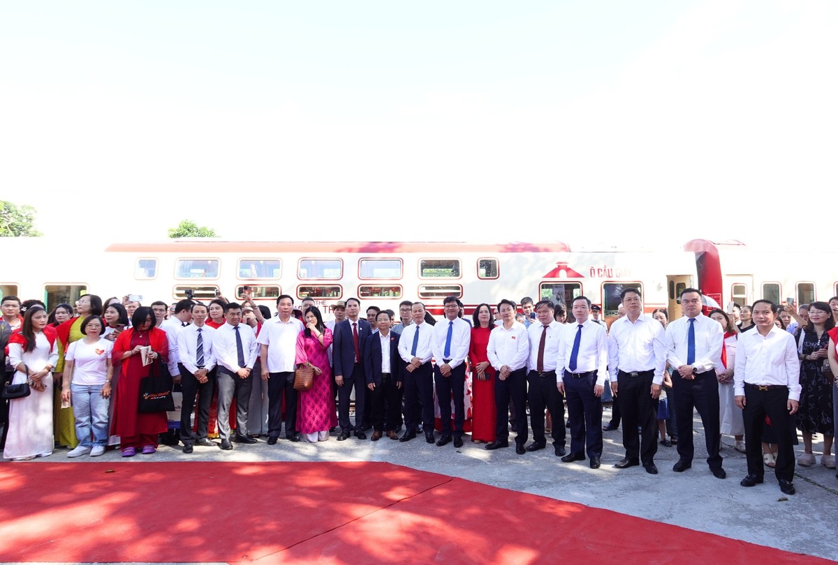 Các đại biểu chụp ảnh lưu niệm bên Tàu Hà Nội 5 Cửa Ô, sản phẩm du lịch văn hóa độc đáo kết nối hai miền di sản Thăng Long và Kinh Bắc. Các đại biểu chụp ảnh lưu niệm bên Tàu Hà Nội 5 Cửa Ô, sản phẩm du lịch văn hóa độc đáo kết nối hai miền di sản Thăng Long và Kinh Bắc.