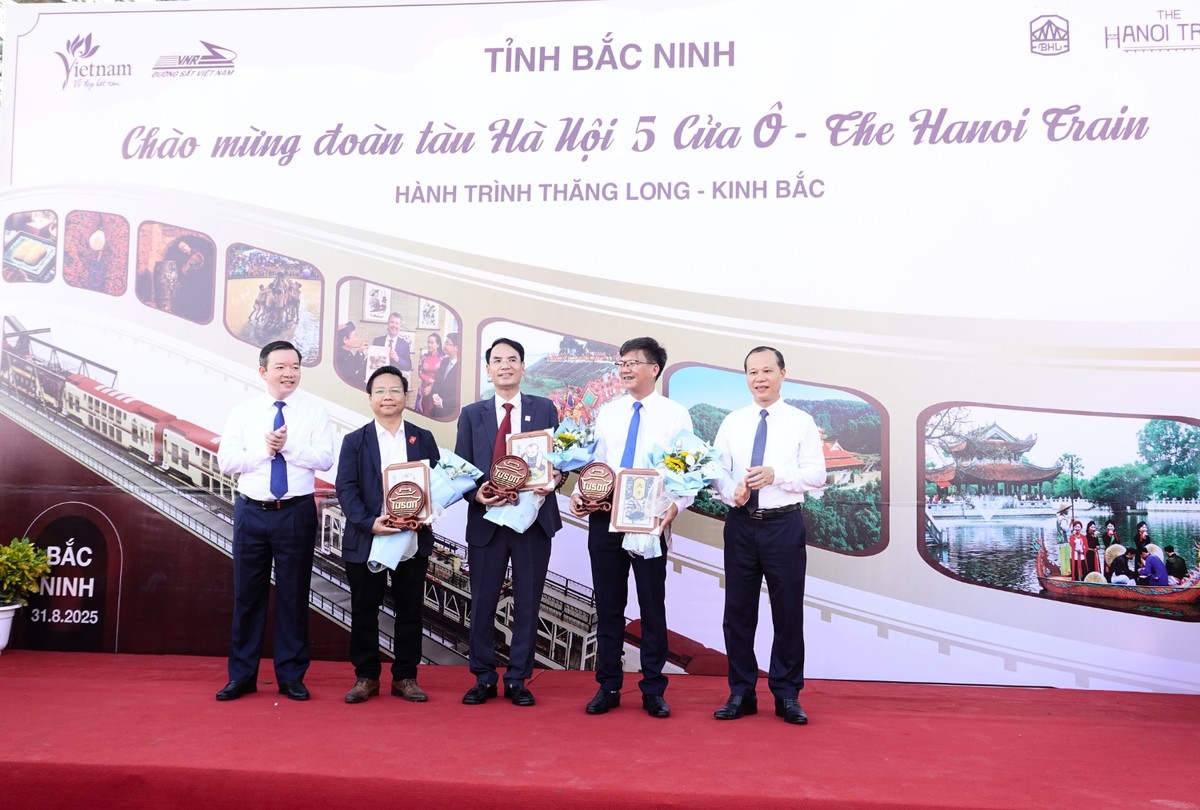 Đại diện đơn vị vận hành Tàu Hà Nội 5 Cửa Ô nhận quà lưu niệm trong chương trình chào đón đoàn tàu thực hiện hành trình Thăng Long, Kinh Bắc tại tỉnh Bắc Ninh. Đại diện đơn vị vận hành Tàu Hà Nội 5 Cửa Ô nhận quà lưu niệm trong chương trình chào đón đoàn tàu thực hiện hành trình Thăng Long, Kinh Bắc tại tỉnh Bắc Ninh.