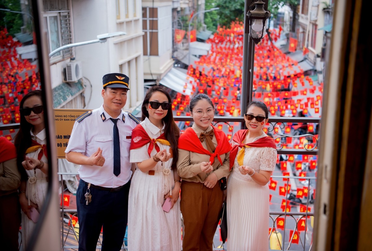 Du khách lưu giữ khoảnh khắc đáng nhớ trên hành trình khám phá Hà Nội bằng tàu hỏa trong không khí rực rỡ cờ đỏ sao vàng. Du khách lưu giữ khoảnh khắc đáng nhớ trên hành trình khám phá Hà Nội bằng tàu hỏa trong không khí rực rỡ cờ đỏ sao vàng.