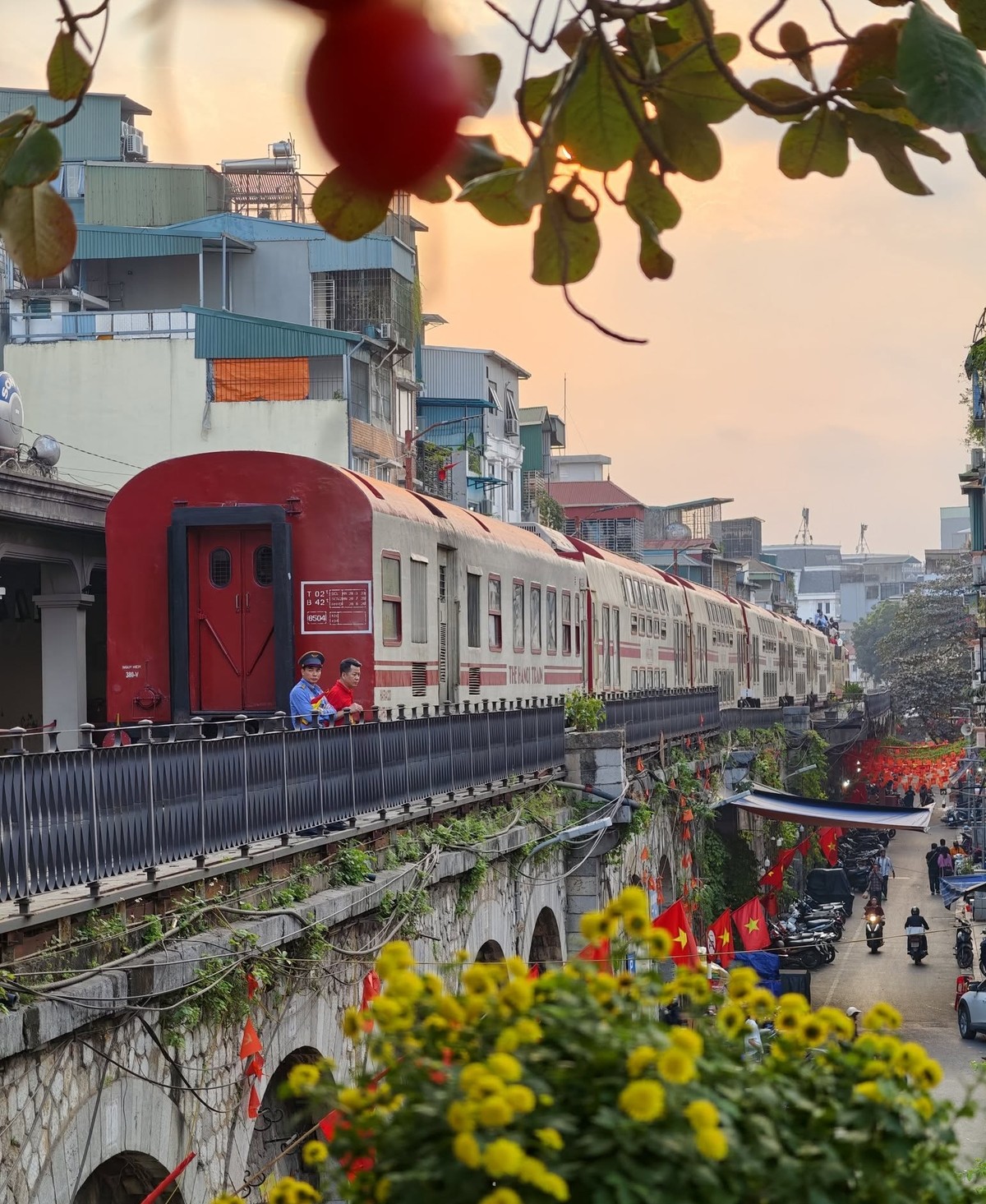 Tàu du lịch văn hóa “The Hanoi Train - Hà Nội Năm Cửa Ô” tuyến Thăng Long - Kinh Bắc. Tàu du lịch văn hóa “The Hanoi Train - Hà Nội Năm Cửa Ô” tuyến Thăng Long - Kinh Bắc.