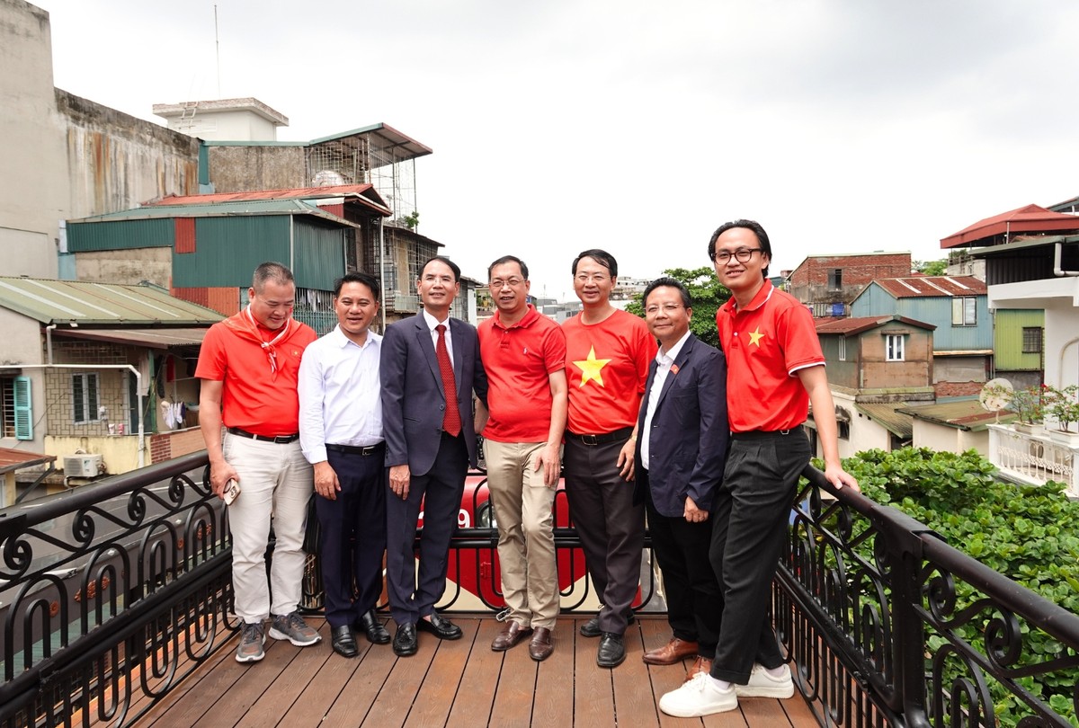 Doanh nhân Tào Đức Hiệp và các doanh nghiệp du lịch tại toa check-in trên Tàu Hà Nội 5 Cửa Ô. Doanh nhân Tào Đức Hiệp và các doanh nghiệp du lịch tại toa check-in trên Tàu Hà Nội 5 Cửa Ô.