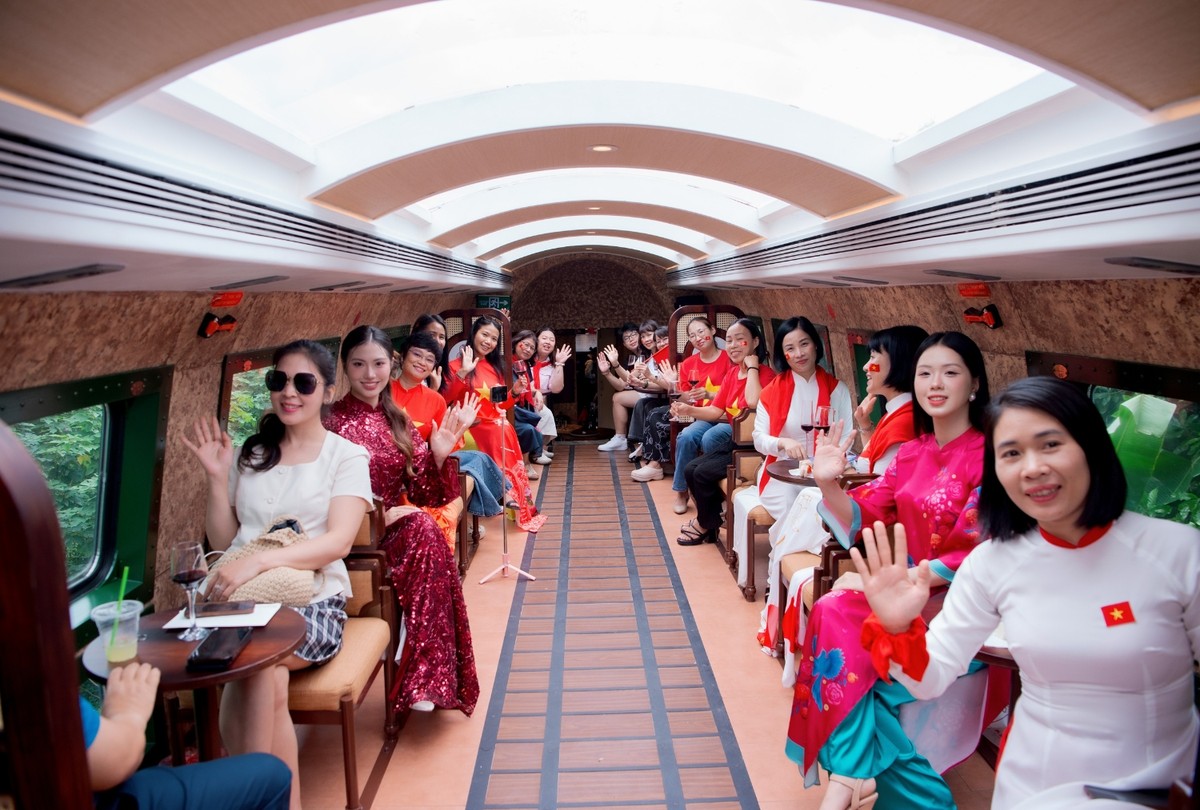 Du khách trải nghiệm trên Tàu Hà Nội 5 Cửa Ô. Du khách trải nghiệm trên Tàu Hà Nội 5 Cửa Ô.