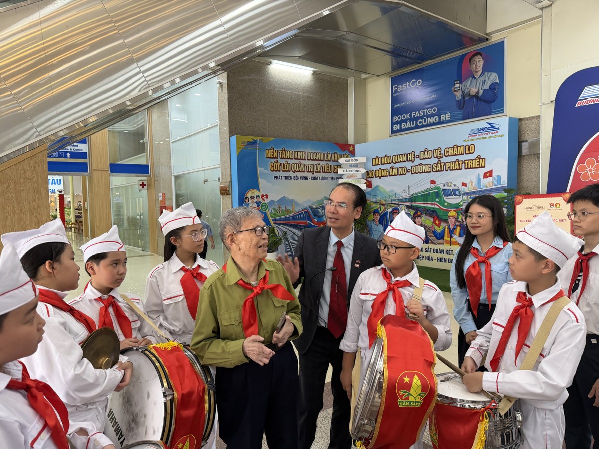 Tàu Hà Nội 5 Cửa Ô thường xuyên tổ chức các chương trình giao lưu với các cựu chiến binh, nhà sử học. Tàu Hà Nội 5 Cửa Ô thường xuyên tổ chức các chương trình giao lưu với các cựu chiến binh, nhà sử học.