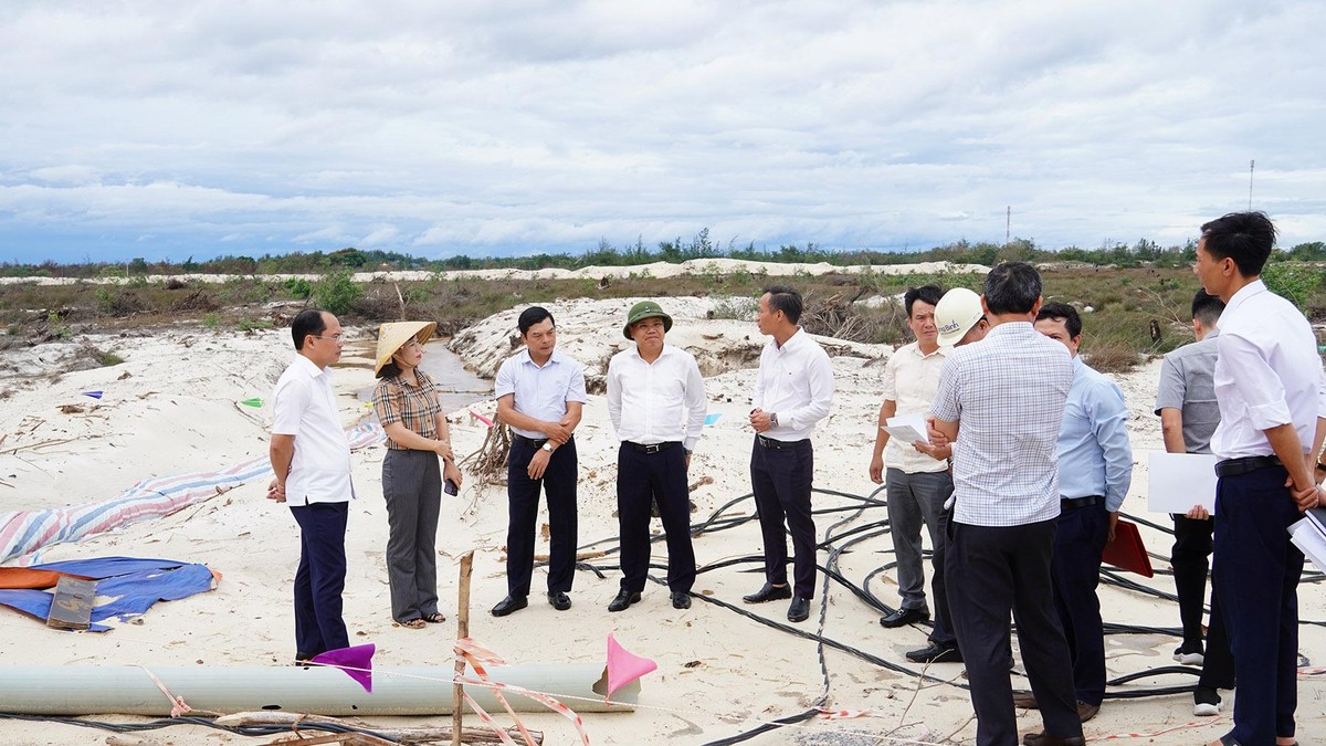 Phó Chủ tịch UBND tỉnh Quảng Trị Lê Đức Tiến (thứ tư từ trái sang) kiểm tra thực địa tuyến cáp ngầm 33 kV của Công ty cổ phần Điện gió BT2. Ảnh: Nhật Trường