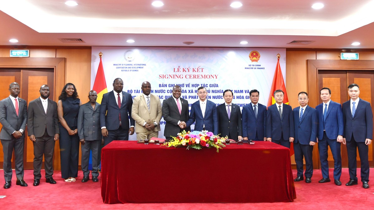 Hai bên chụp ảnh lưu niệm.