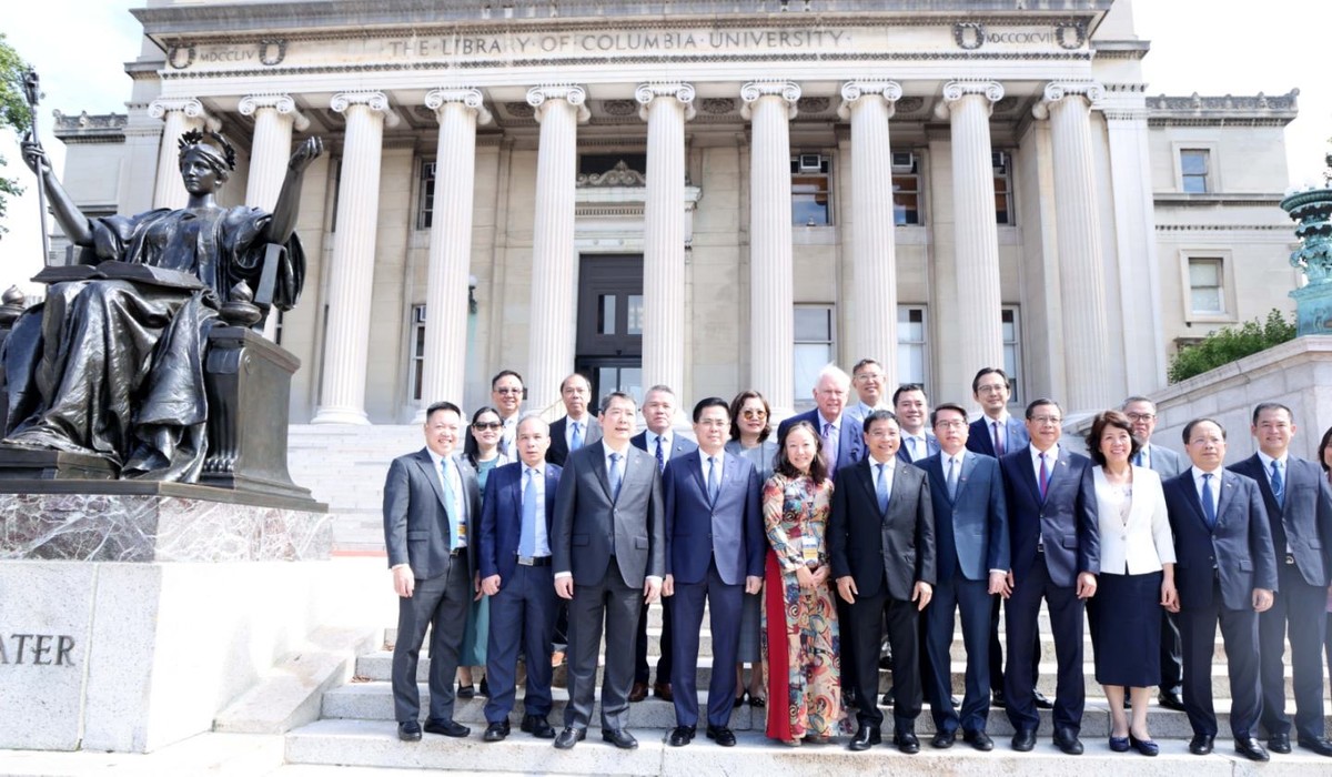 Các đại biểu chụp ảnh lưu niệm.
