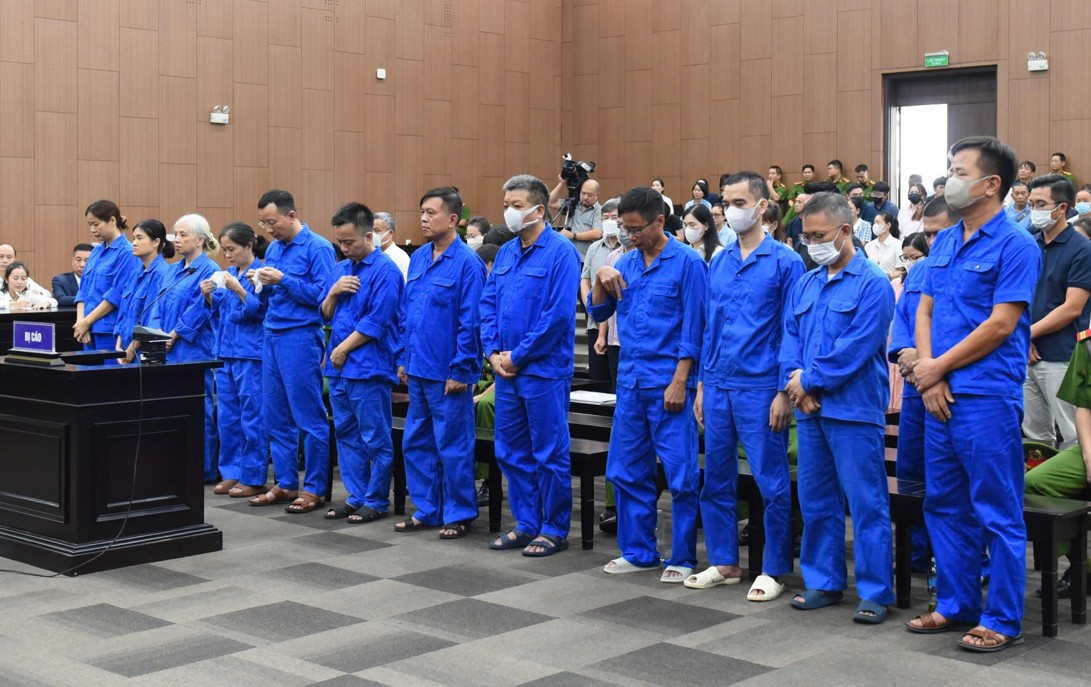 Có 28 bị cáo bị đưa ra xét xử trong phiên tòa sơ thẩm. Có 28 bị cáo bị đưa ra xét xử trong phiên tòa sơ thẩm.