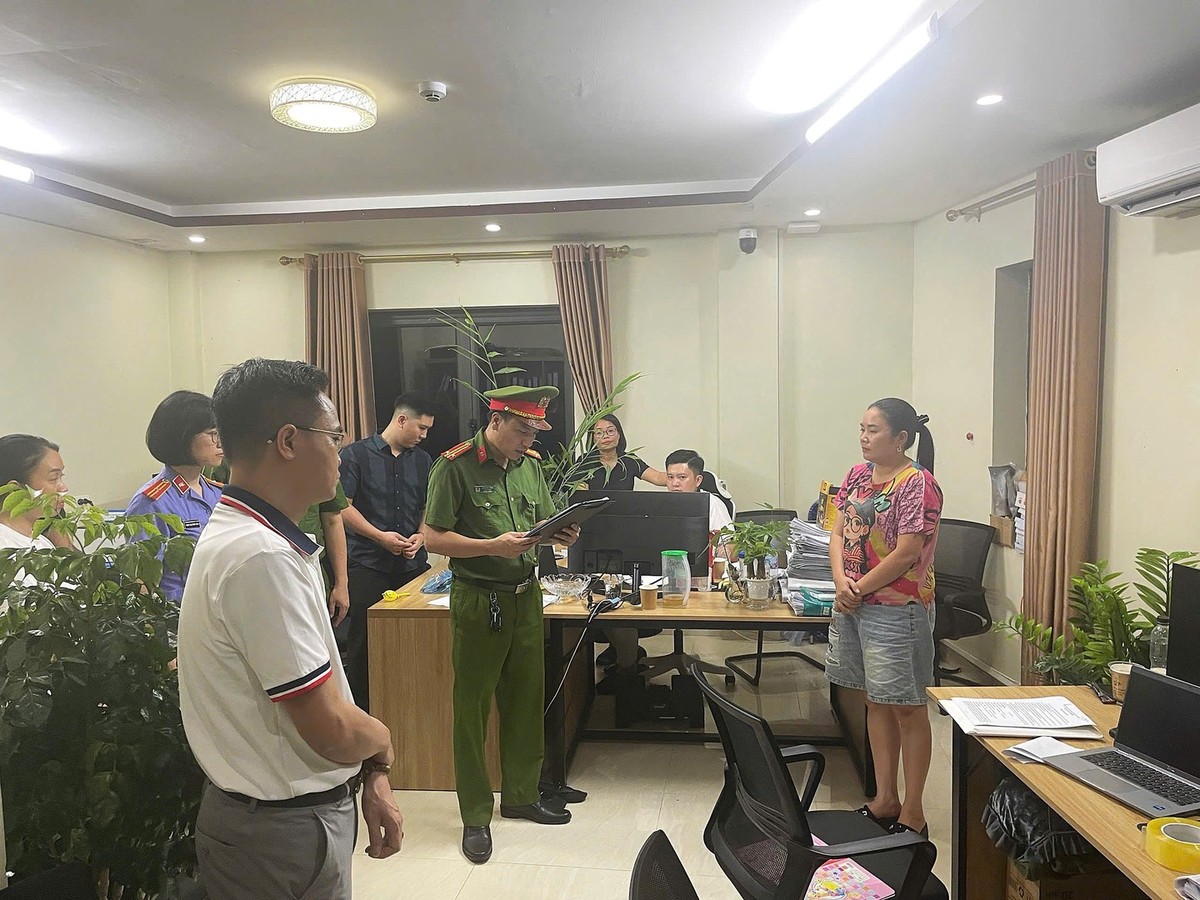 Cơ quan chức năng khám xét trụ sở của Công ty cổ phần Tập đoàn Sapa TV tại phường Lào Cai, tỉnh Lào Cai.