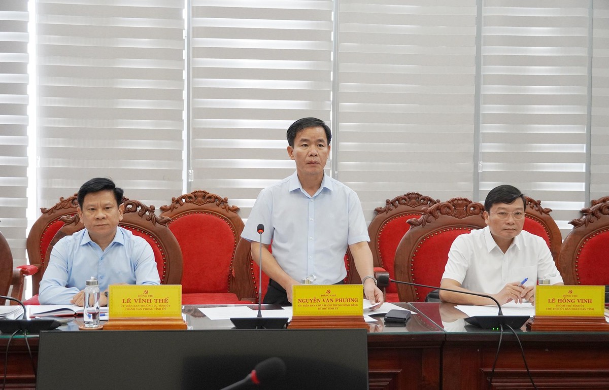 Bí thư Tỉnh uỷ Quảng Trị trao đổi với nhà đầu tư tại buổi làm việc. Ảnh: Hồng Lựu Bí thư Tỉnh uỷ Quảng Trị trao đổi với nhà đầu tư tại buổi làm việc. Ảnh: Hồng Lựu