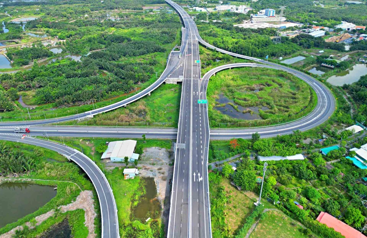 Cao tốc Bến Lức - Long Thành đạt 99% giá trị hợp đồng, các nhà thầu đang tăng tốc thi công những hạng mục cuối, hướng tới thông xe toàn tuyến trong tháng 9. Cao tốc Bến Lức - Long Thành đạt 99% giá trị hợp đồng, các nhà thầu đang tăng tốc thi công những hạng mục cuối, hướng tới thông xe toàn tuyến trong tháng 9.