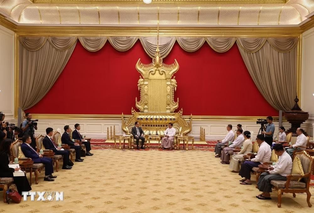 Bộ trưởng Ngoại giao Lê Hoài Trung hội kiến Tổng thống Myanmar Min Aung Hlaing tại Nay Pyi Taw.