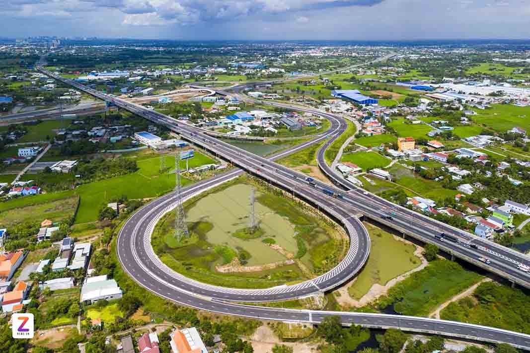 Theo Tổng công ty Đầu tư phát triển đường cao tốc Việt Nam (VEC), Dự án xây dựng đường cao tốc Bến Lức - Long Thành có tổng mức đầu tư 29.586,914 tỷ đồng, sử dụng nguồn vốn vay từ ADB, JICA, vốn đối ứng ngân sách nhà nước và vốn do VEC tự thu xếp. Tuyến cao tốc dài 57,8 km, đi qua Tây Ninh (trước đây là Long An), TP.HCM và Đồng Nai. Theo Tổng công ty Đầu tư phát triển đường cao tốc Việt Nam (VEC), Dự án xây dựng đường cao tốc Bến Lức - Long Thành có tổng mức đầu tư 29.586,914 tỷ đồng, sử dụng nguồn vốn vay từ ADB, JICA, vốn đối ứng ngân sách nhà nước và vốn do VEC tự thu xếp. Tuyến cao tốc dài 57,8 km, đi qua Tây Ninh (trước đây là Long An), TP.HCM và Đồng Nai.