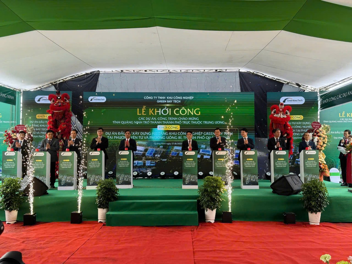 Các đại biểu thực hiện nghi thức khởi công Dự án KCN Green Bay Tech tại phường Yên Tử và phường Uông Bí.