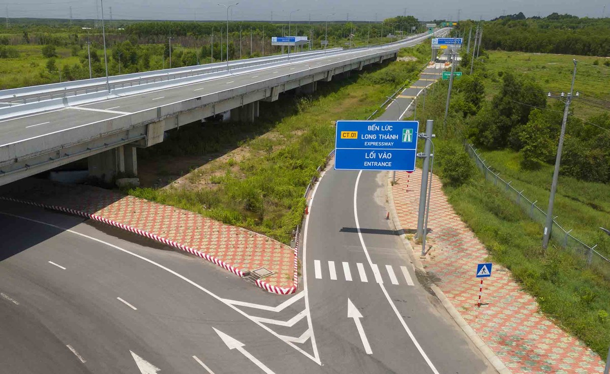 Trong ảnh là đoạn phía tây dài 3,4 km, kết nối từ nút giao cao tốc TP.HCM - Trung Lương (xã Bến Lức, Tây Ninh) đến Quốc lộ 1A (xã Bình Chánh, TP.HCM) đã được đưa vào khai thác đầu năm 2025. Trong ảnh là đoạn phía tây dài 3,4 km, kết nối từ nút giao cao tốc TP.HCM - Trung Lương (xã Bến Lức, Tây Ninh) đến Quốc lộ 1A (xã Bình Chánh, TP.HCM) đã được đưa vào khai thác đầu năm 2025.