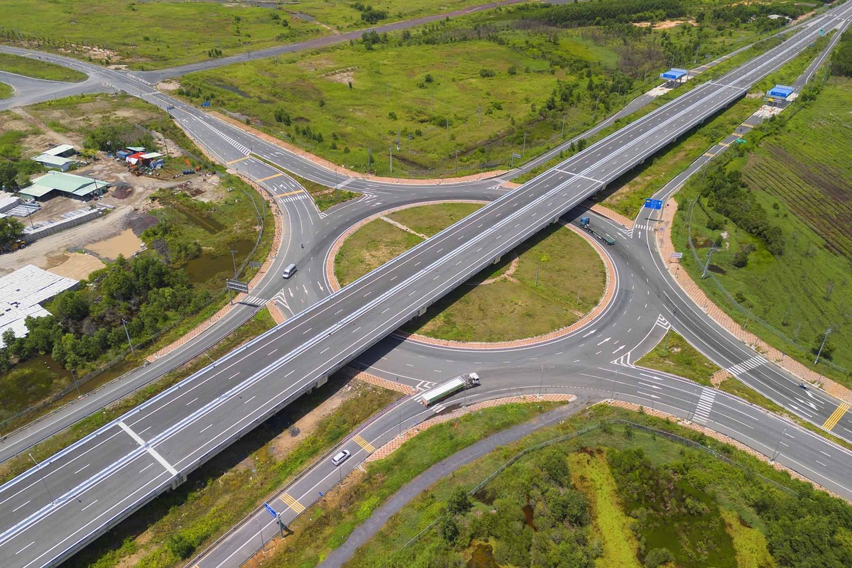 Toàn tuyến có chiều dài gần 58 km, khoảng 55 km đã hoàn thành. Gần 26 km được đưa vào khai thác tạm, gồm đoạn từ nút giao cao tốc TP.HCM - Trung Lương đến nút giao Nguyễn Văn Tạo và đoạn từ nút giao Phước An đến Quốc lộ 51, với toàn bộ 7/7 nút giao đã hoàn thành. Toàn tuyến có chiều dài gần 58 km, khoảng 55 km đã hoàn thành. Gần 26 km được đưa vào khai thác tạm, gồm đoạn từ nút giao cao tốc TP.HCM - Trung Lương đến nút giao Nguyễn Văn Tạo và đoạn từ nút giao Phước An đến Quốc lộ 51, với toàn bộ 7/7 nút giao đã hoàn thành.