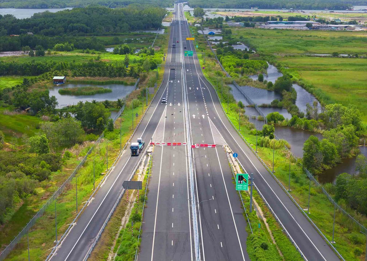 Đoạn cao tốc phía tây dài 3,4 km, kết nối từ nút giao cao tốc TP.HCM - Trung Lương (xã Bến Lức, Tây Ninh) đến Quốc lộ 1A (xã Hưng Long, TP.HCM), được đưa vào khai thác từ đầu năm 2025. Đến dịp 30/4/2025, đoạn phía tây dài 18,8 km từ nút giao Quốc lộ 1A đến Nguyễn Văn Tạo (xã Hiệp Phước) tiếp tục hoàn thành và đưa vào khai thác. Đoạn cao tốc phía tây dài 3,4 km, kết nối từ nút giao cao tốc TP.HCM - Trung Lương (xã Bến Lức, Tây Ninh) đến Quốc lộ 1A (xã Hưng Long, TP.HCM), được đưa vào khai thác từ đầu năm 2025. Đến dịp 30/4/2025, đoạn phía tây dài 18,8 km từ nút giao Quốc lộ 1A đến Nguyễn Văn Tạo (xã Hiệp Phước) tiếp tục hoàn thành và đưa vào khai thác.
