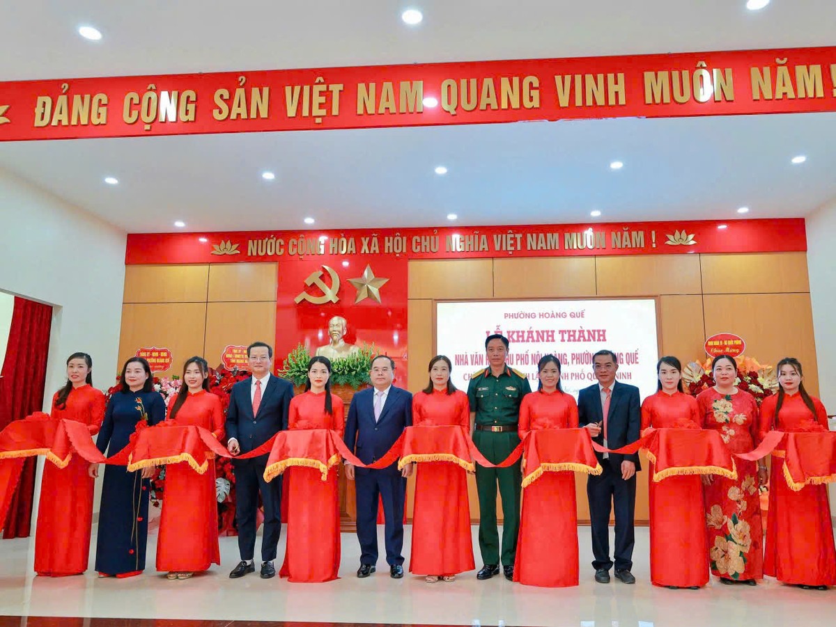 Bí thư Tỉnh ủy Quản Minh Cường cùng các đại biểu thực hiện nghi thức khánh thành Nhà văn hóa tại phường Hoàng Quế.