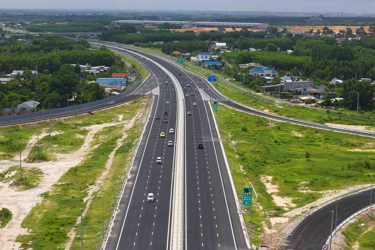 Khi thông xe toàn tuyến, cao tốc Bến Lức–Long Thành sẽ tạo thêm hành lang kết nối miền Tây – TP.HCM – Đồng Nai – sân bay Long Thành, giúp phương tiện có thêm lựa chọn thay vì đi xuyên qua khu vực trung tâm TP.HCM. Khi thông xe toàn tuyến, cao tốc Bến Lức–Long Thành sẽ tạo thêm hành lang kết nối miền Tây – TP.HCM – Đồng Nai – sân bay Long Thành, giúp phương tiện có thêm lựa chọn thay vì đi xuyên qua khu vực trung tâm TP.HCM.