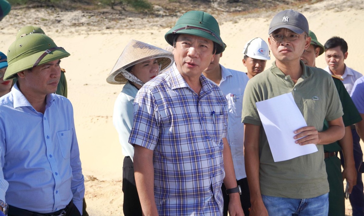 Phó Chủ tịch Thường trực UBND tỉnh Quảng Trị Hoàng Nam (ở giữa, hàng đầu) tại buổi kiểm tra thực địa các dự án.