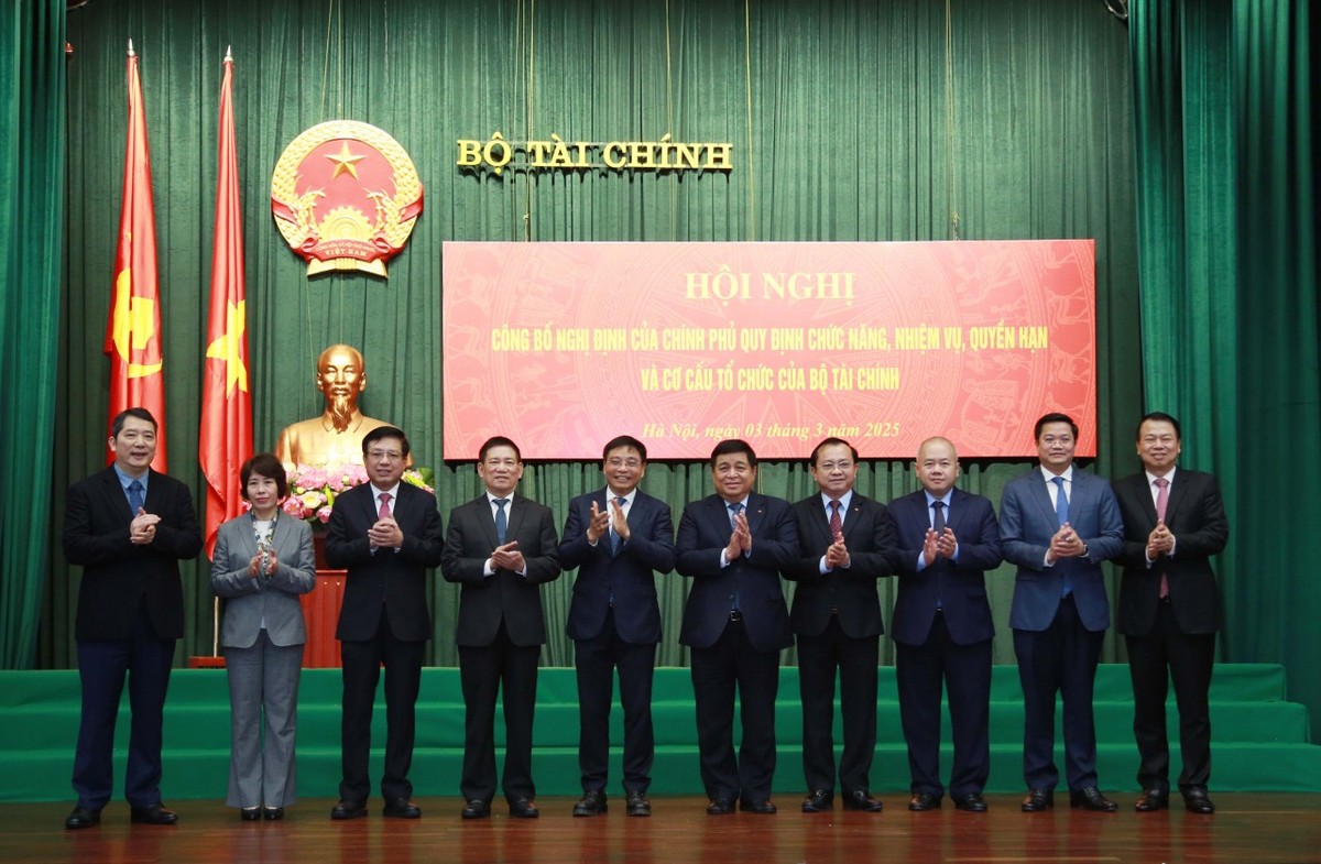 Lãnh đạo Chính phủ chúc mừng tập thể lãnh đạo Bộ Tài chính tại hội nghị công bố Nghị định của Chính phủ quy định chức năng nhiệm vụ, quyền hạn và cơ cấu tổ chức của Bộ Tài chính sau quá trình hợp nhất (ngày 3/3/2025). Ảnh: Đức Thanh. Lãnh đạo Chính phủ chúc mừng tập thể lãnh đạo Bộ Tài chính tại hội nghị công bố Nghị định của Chính phủ quy định chức năng nhiệm vụ, quyền hạn và cơ cấu tổ chức của Bộ Tài chính sau quá trình hợp nhất (ngày 3/3/2025). Ảnh: Đức Thanh.