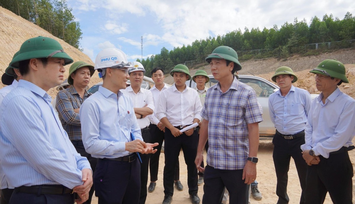 Phó Chủ tịch Thường trực UBND tỉnh Quảng Trị Hoàng Nam (thứ ba từ phải ảnh) nghe báo cáo tiến độ triển khai QL15D. Phó Chủ tịch Thường trực UBND tỉnh Quảng Trị Hoàng Nam (thứ ba từ phải ảnh) nghe báo cáo tiến độ triển khai QL15D.
