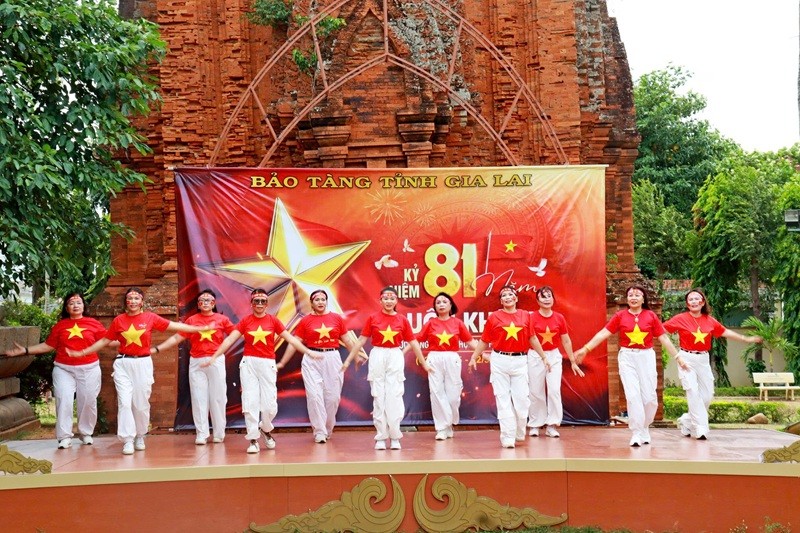 Các tiết mục dân vũ khắc họa tình yêu quê hương và ngợi ca cảnh sắc non sông. Các tiết mục dân vũ khắc họa tình yêu quê hương và ngợi ca cảnh sắc non sông.