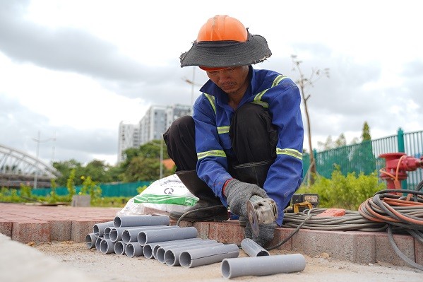Công nhân thi công tại khu vực Cống Tân Thuận duy trì công việc trong giai đoạn nước rút của dự án. (Ảnh: Trung Nam Group)