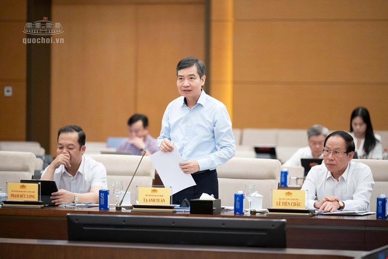Thứ trưởng Bộ Tài chính Tạ Anh Tuấn trình bày tờ trình dự án luật - Ảnh: QH.