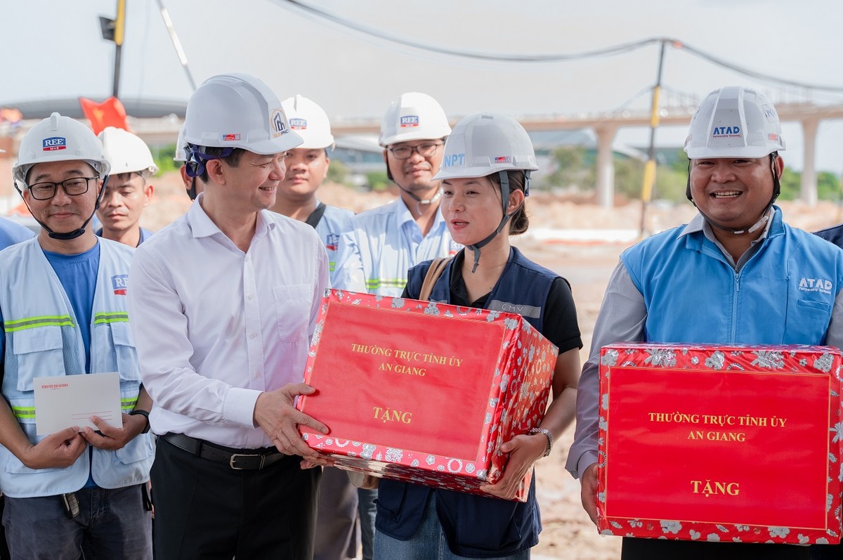 Bí thư Tỉnh ủy Lê Quang Tùng tặng quà động viên công nhân, người lao động thi công tại dự án. Ảnh: TDC