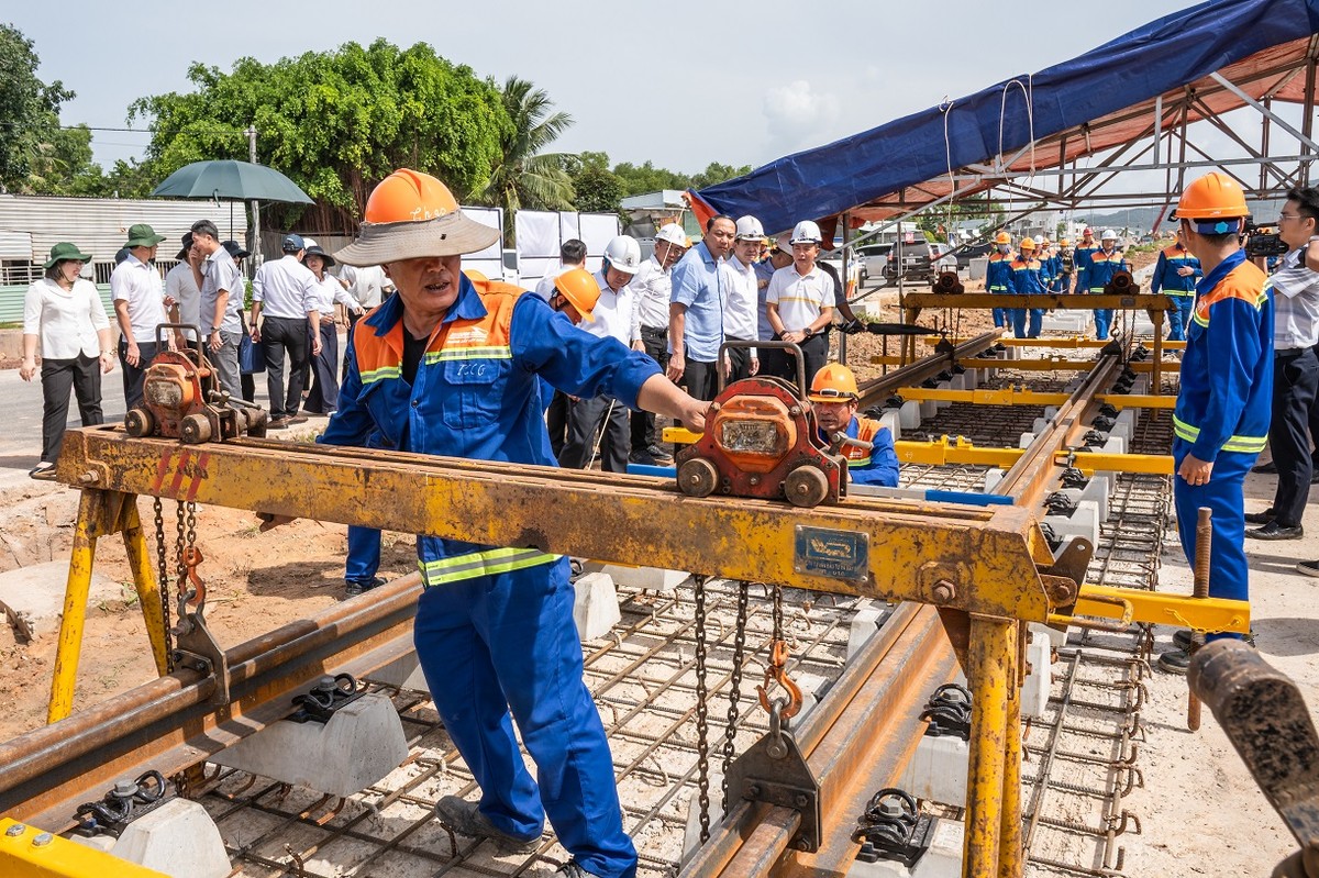 Đoàn công tác kiểm tra thực tế tiến độ thi công tuyến đường sắt LRT đầu tiên tại Phú Quốc. Ảnh: TDC