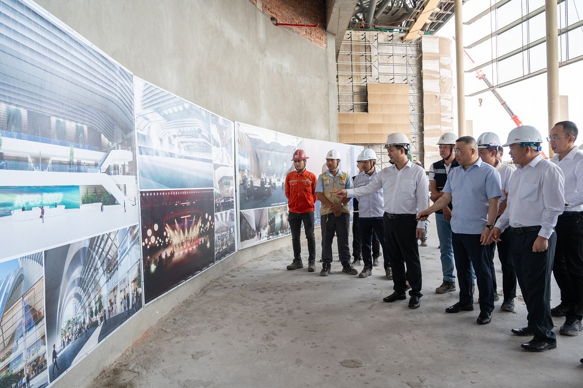 Đoàn công tác kiểm tra, nắm tiến độ dự án Trung tâm Tổ chức Hội nghị APEC 2027. Ảnh: TDC